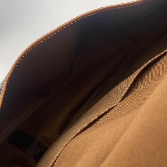 LOUIS VUITTON Saumur 43 Shoulder Bag - Picture 4 of 16